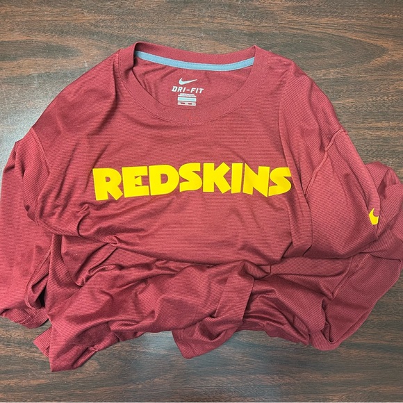 TEAM ISSUE WASHINGTON REDSKINS LONG SLEEVE TSHIRT - LIKE NEW - Picture 3 of 4